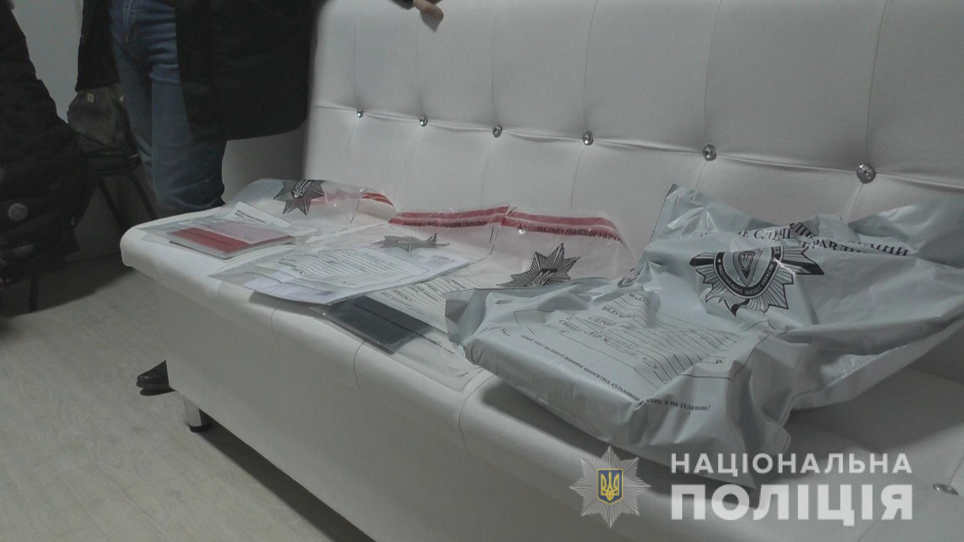 На Рівненщині поліцейські викрили власницю турагенції на підробці довідок на COVID