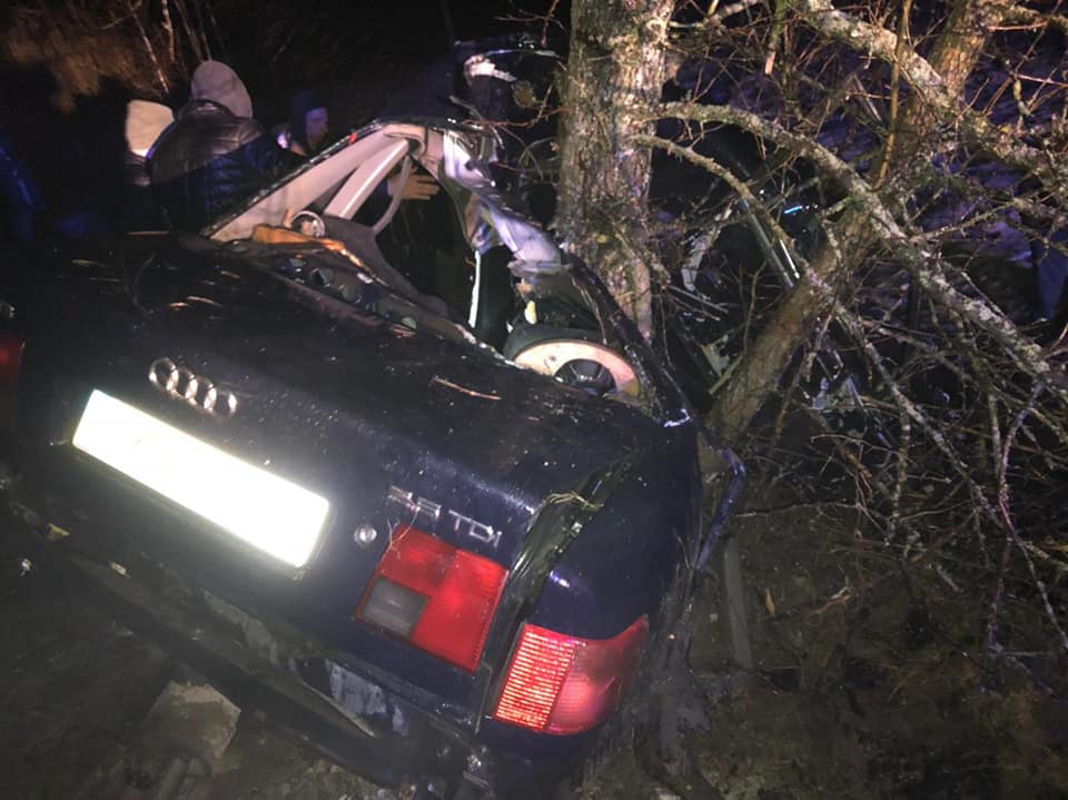 На сільській дорозі у Вараському районі легковик злетів в кювет: водій загинув