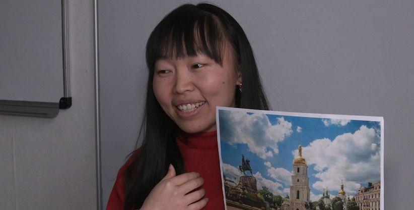 Переїхала з Китаю в Україну, вивчили мову та навчає дітей