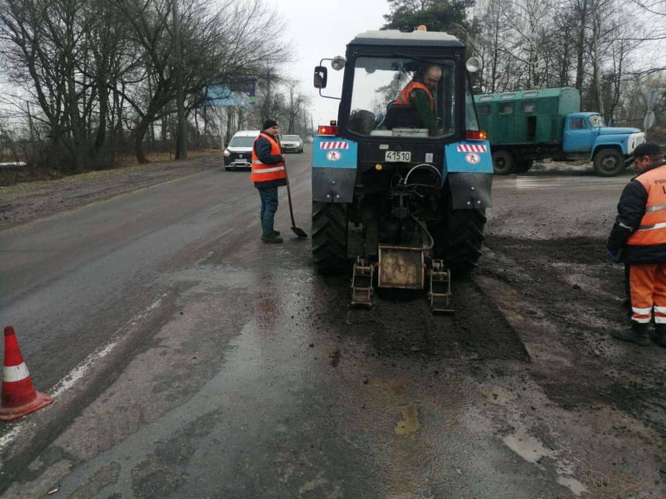 Рівненське ШЕУ проводить ямковий ремонт на мікрорайоні Ювілейний