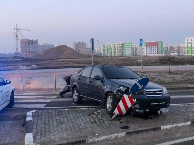 В районі Щасливого у Рівному хлопець з дівчатами в стані алкогольного сп’яніння розбили “Шевроле”