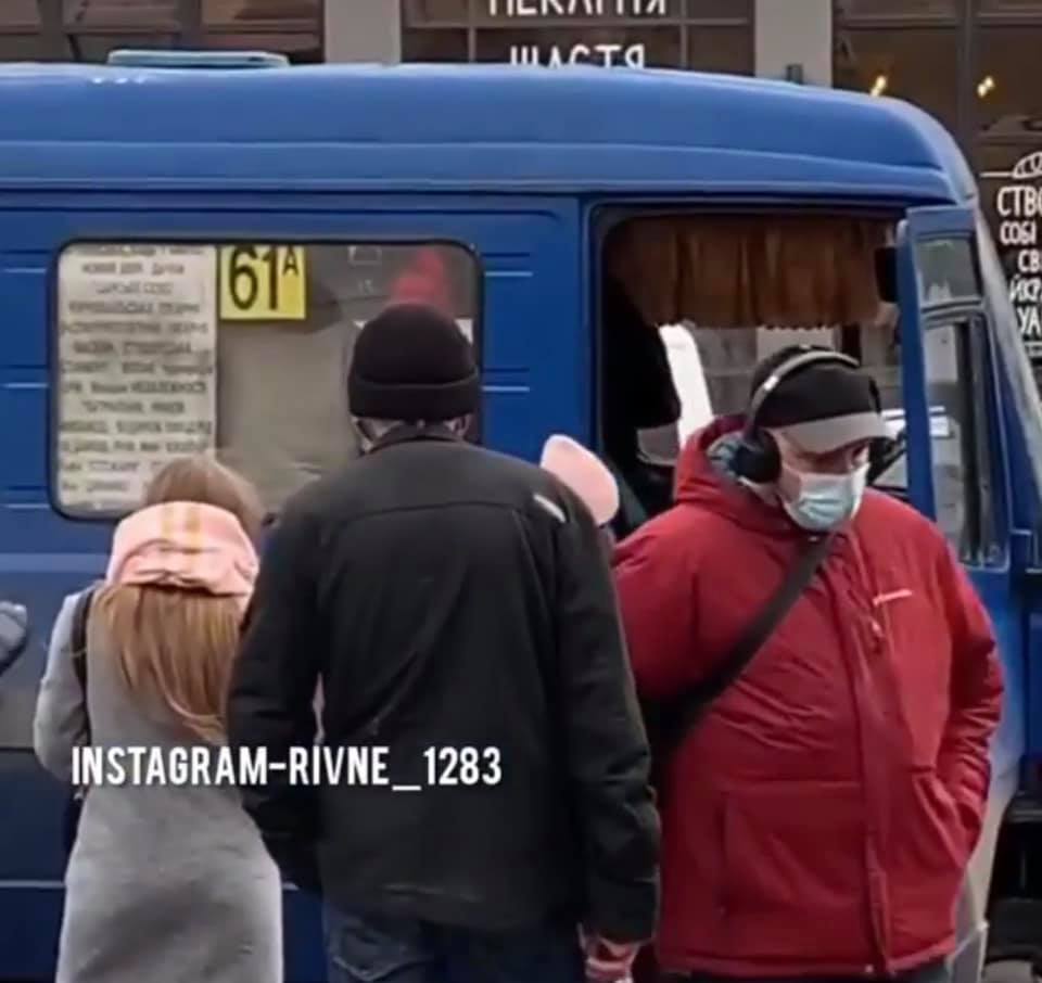 В управлінні транспорту прокоментували “бійку” водія маршрутки з пасажиром
