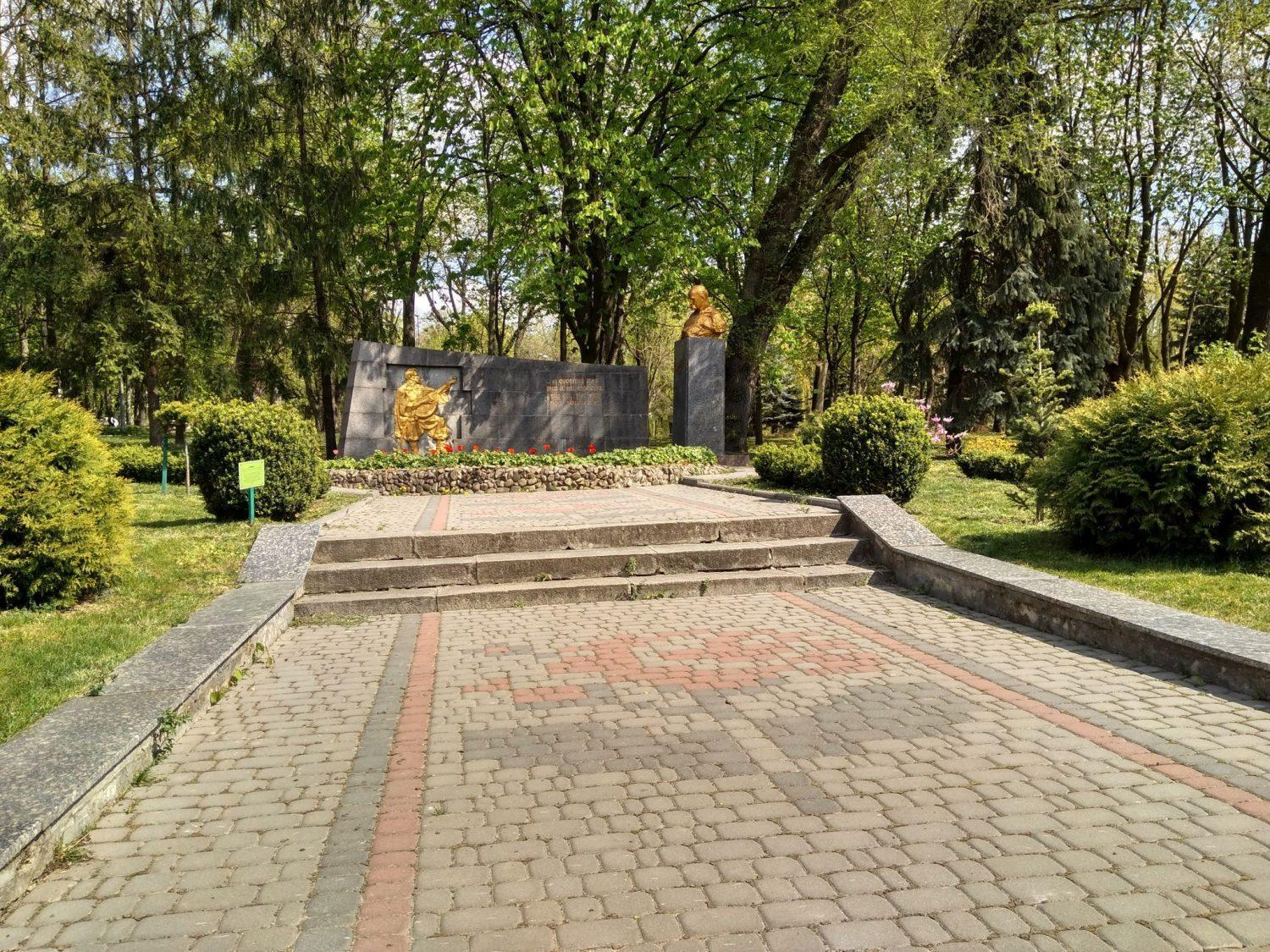 Перший монумент, присвячений Кобзарю, встановили в Рівному 80 років тому