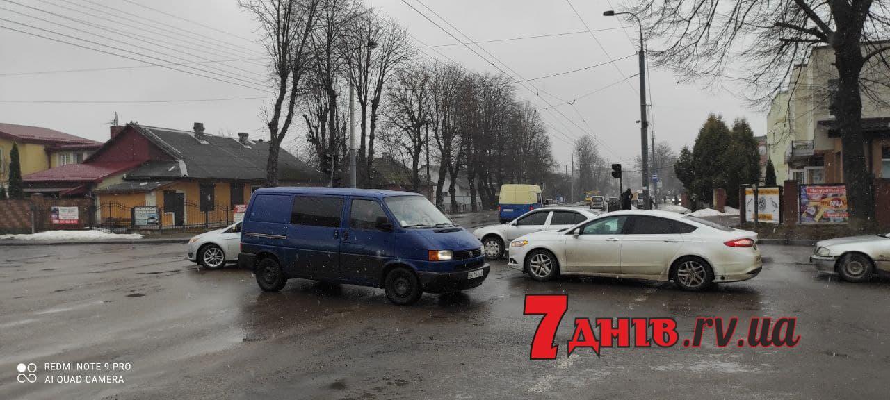 На рівненському перехресті не працює світлофор