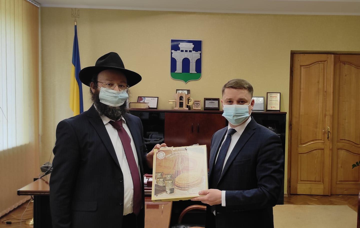 Напередодні свята Песах міський голова  Рівного Олександр Третяк зустрівся з рабином Шнеуром Шнеєрсоном