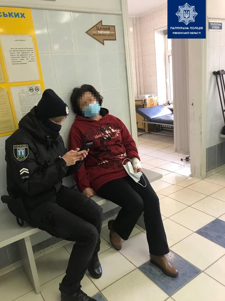 На Рівненщині патрульні поліцейські супроводили до лікарні жінку з підозрою на апендицит