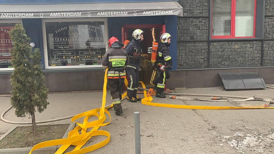 Рятувальники оперативно ліквідували пожежу у рівненському барі(ВІДЕО)