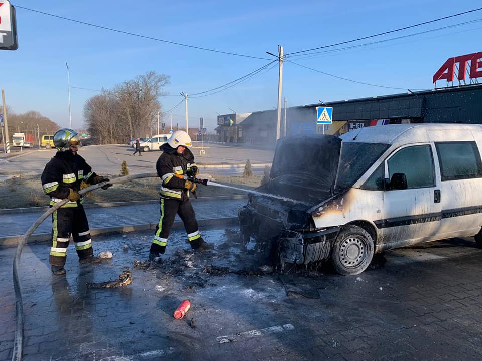 В Рівненському районі поблизу супермаркету горів автомобіль