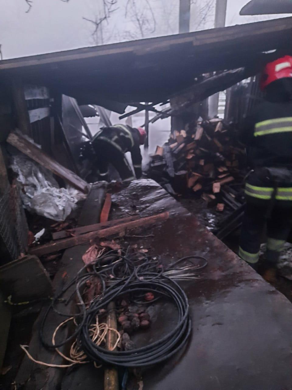 Дубенські рятувальники ліквідували пожежу у господарській будівлі