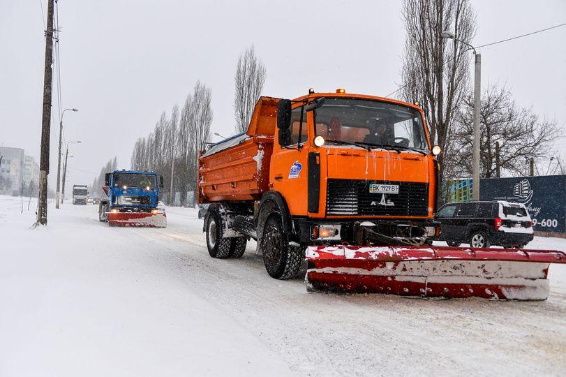 У Рівному комунальники знову розчищають сніг. На вулицях міста працюють 20 одиниць техніки
