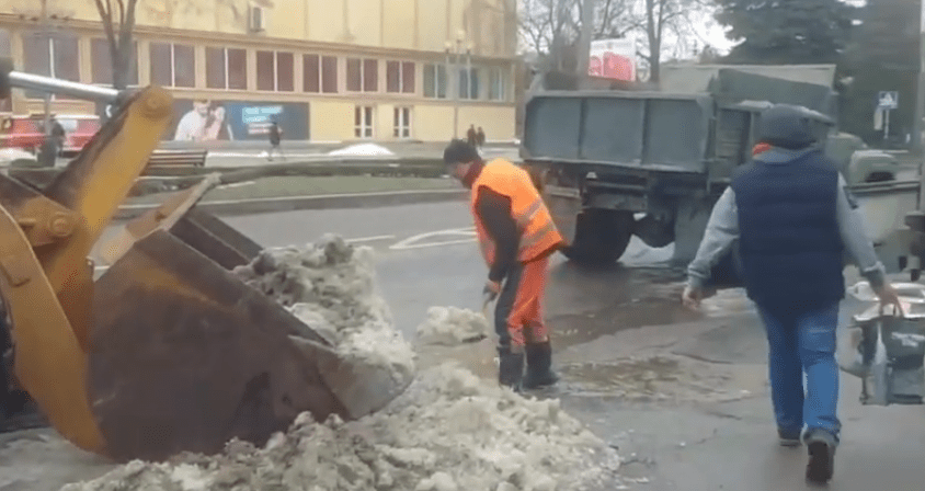 У центрі Рівного комунальники вивозять сніг