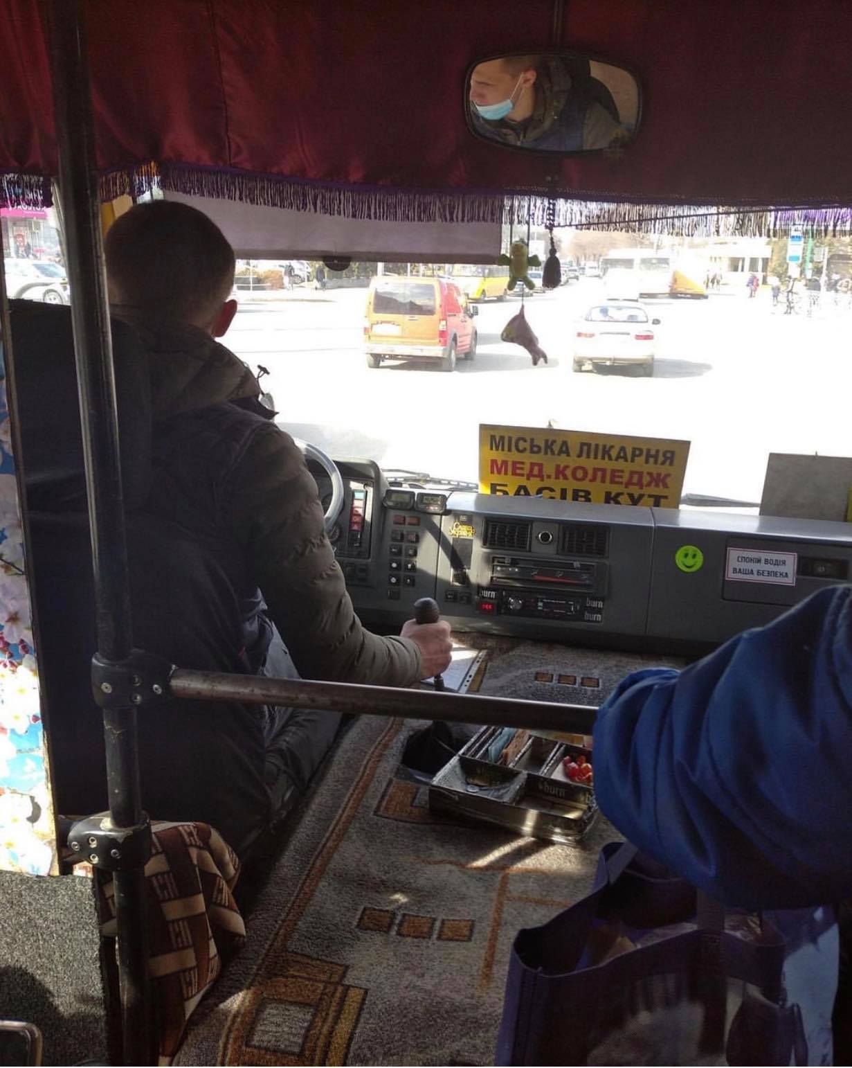 У Рівному водій маршрутки пригощає цукерками