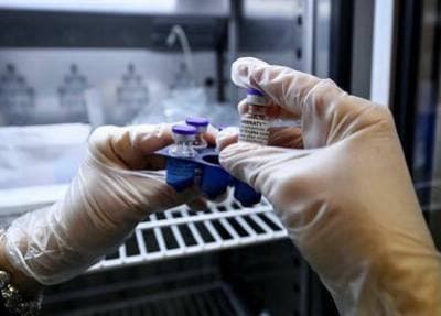 Чи є сенс українцям чекати на прибуття вакцини проти коронавірусу від Pfizer?