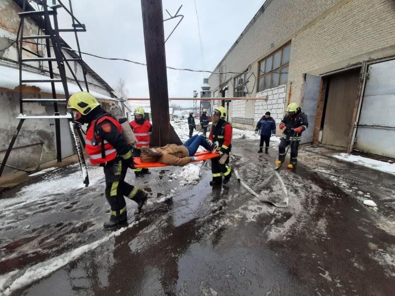 Удосконалюючи свою професійну майстерність, вогнеборці проводять тактико-спеціальні навчання, Удосконалюючи свою професійну майстерність, вогнеборці проводять тактико-спеціальні навчання,