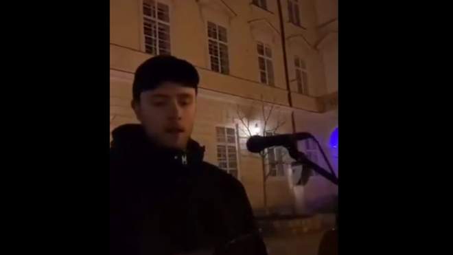 Вуличного музиканта побили за російські пісні