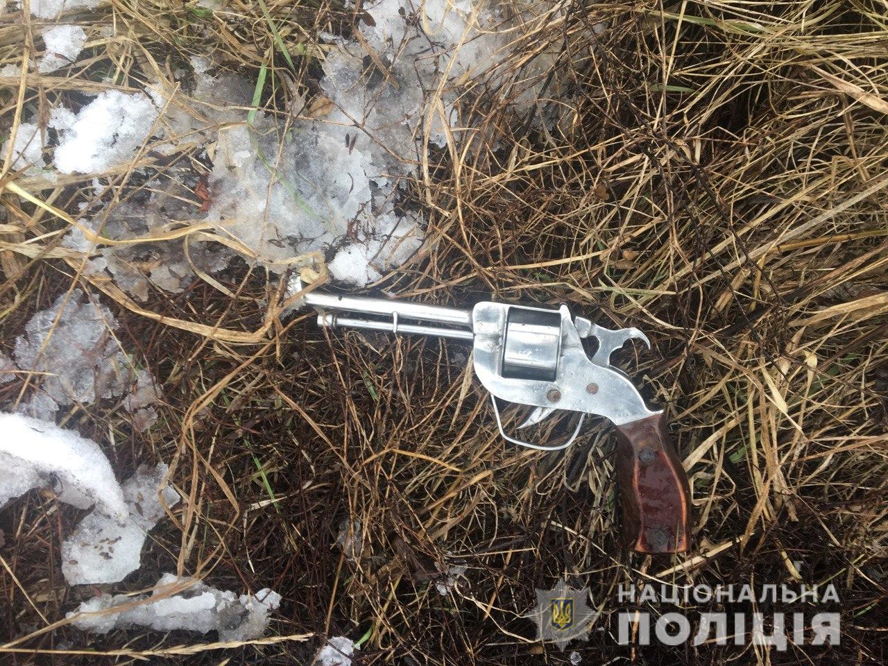 У дачному масиві поблизу Вараша поліцейські затримали крадія зі зброєю