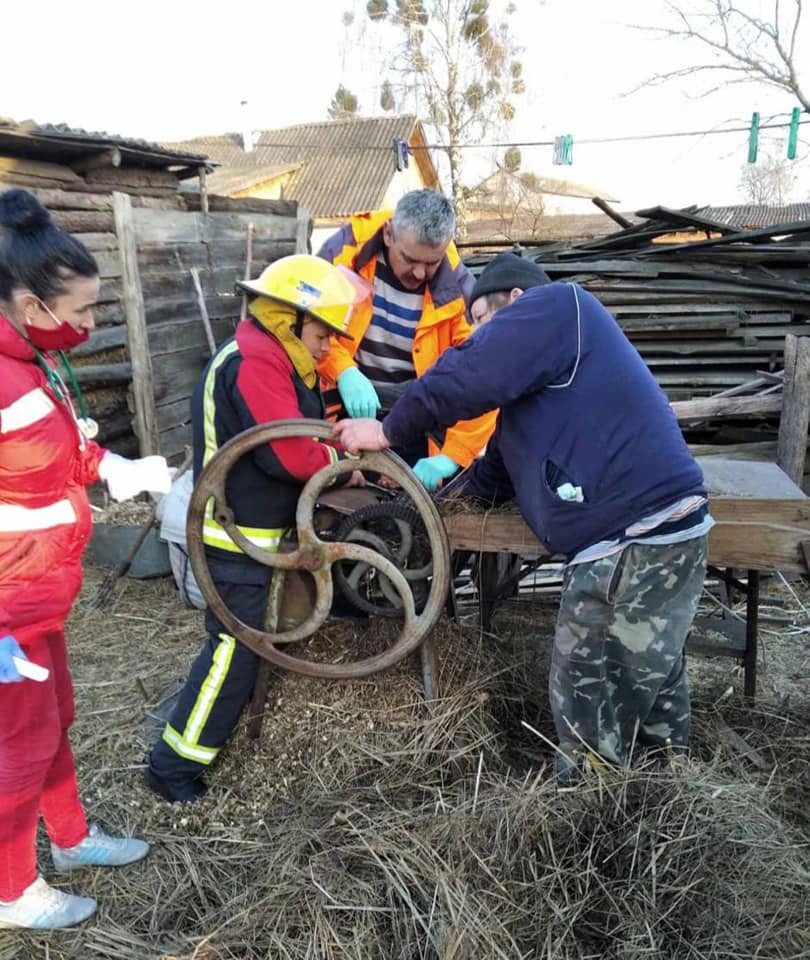 Рівненські рятувальники врятували чоловіка, який поранив руку соломорізкою