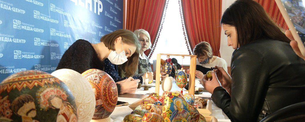 У Рівному в рамках проєкту “Етноосвіта” навчали писанкарству У Рівному в рамках проєкту “Етноосвіта” навчали писанкарству