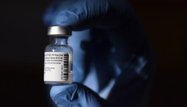В Ізраїлі вивчають зв’язок між щепленням Pfizer та міокардитом у молоді