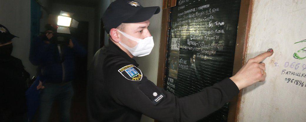 У  Рівному чоловік перетворив квартиру на смітник