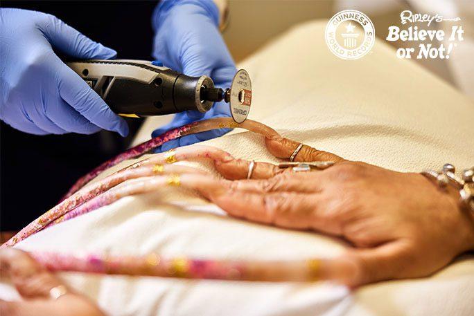 Жінка, з найдовшими нігтями у світі обрізала їх вперше за 30 років (ФОТО)