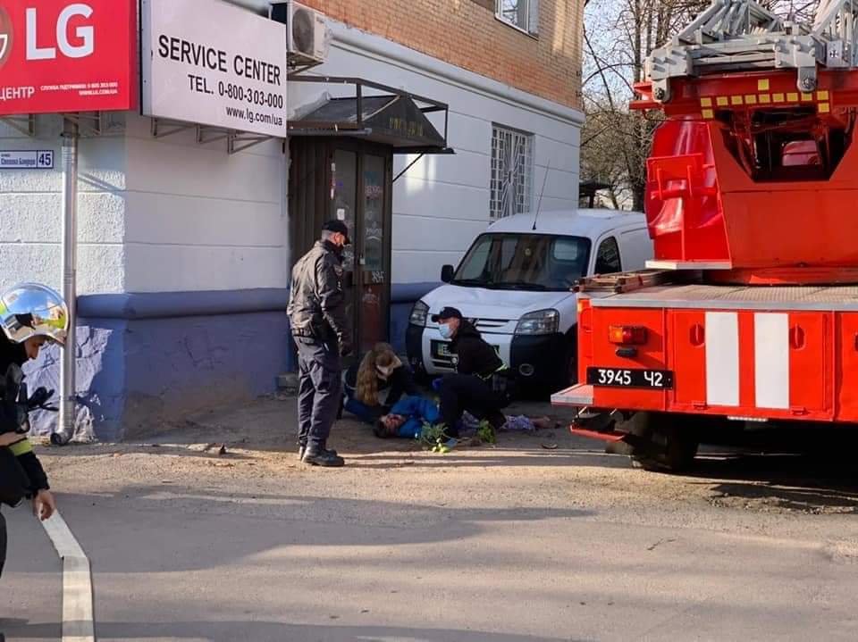 У Рівному з вікна 3 поверху випала жінка