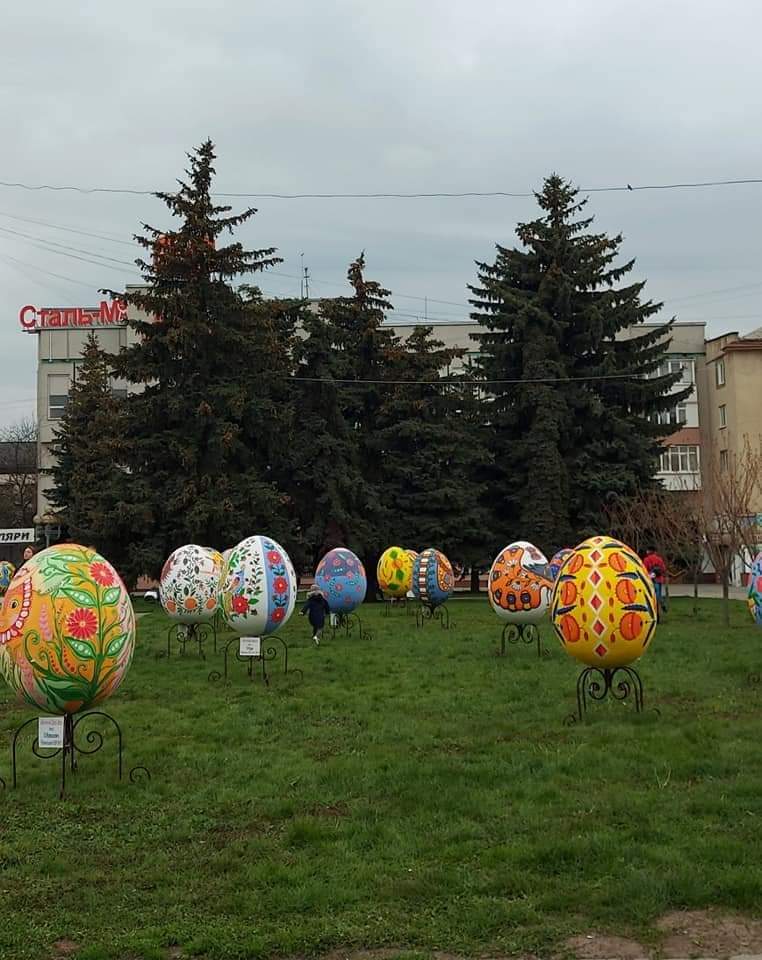 Алею на майдані Незалежності у Рівному знову прикрасили велетенські писанки