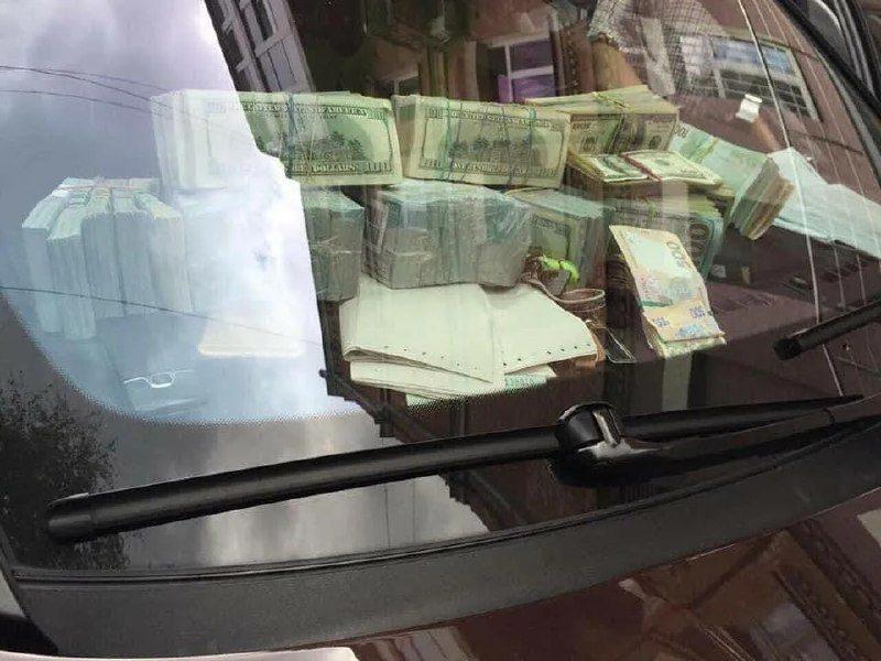 ​​В Україні викрили великих контрабандистів: СБУ вилучила пачки грошей