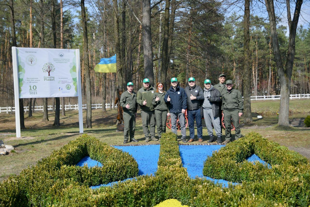 На Рівненщині висадили  500 кущів самшиту у вигляді українського герба