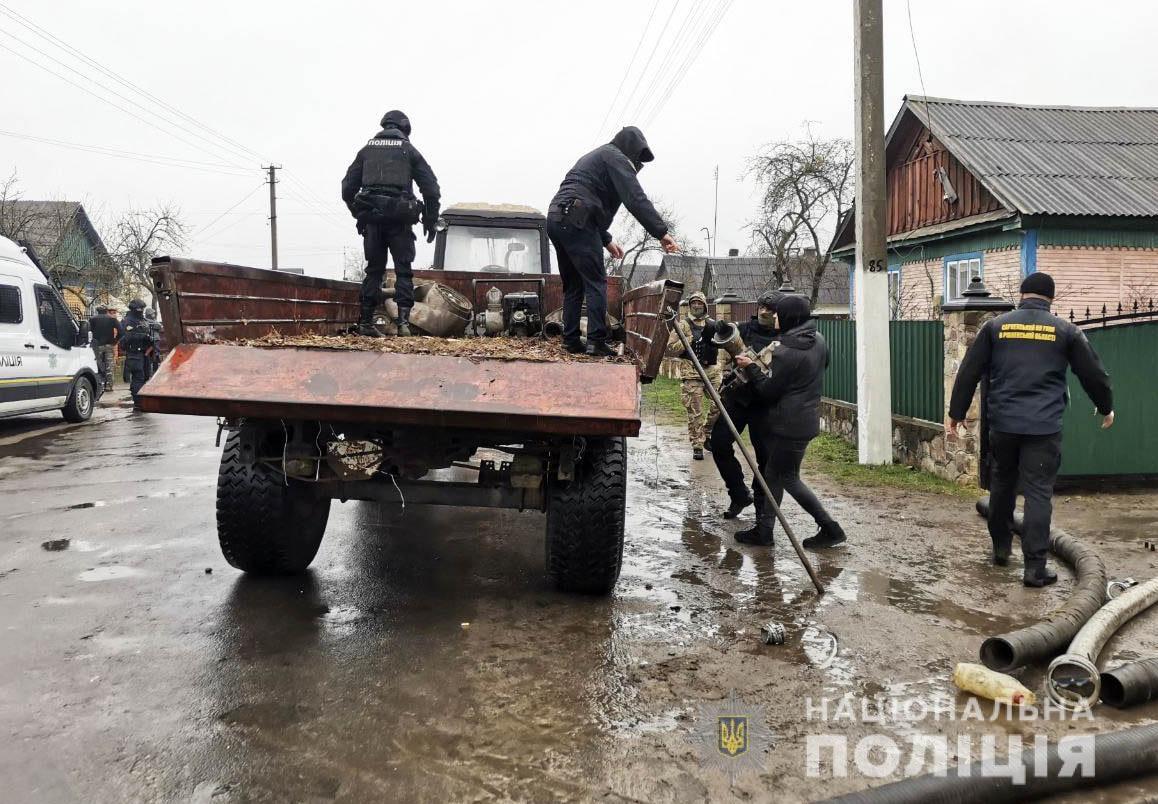На Рівненщині продовжуються обшуки бурштину-сирцю