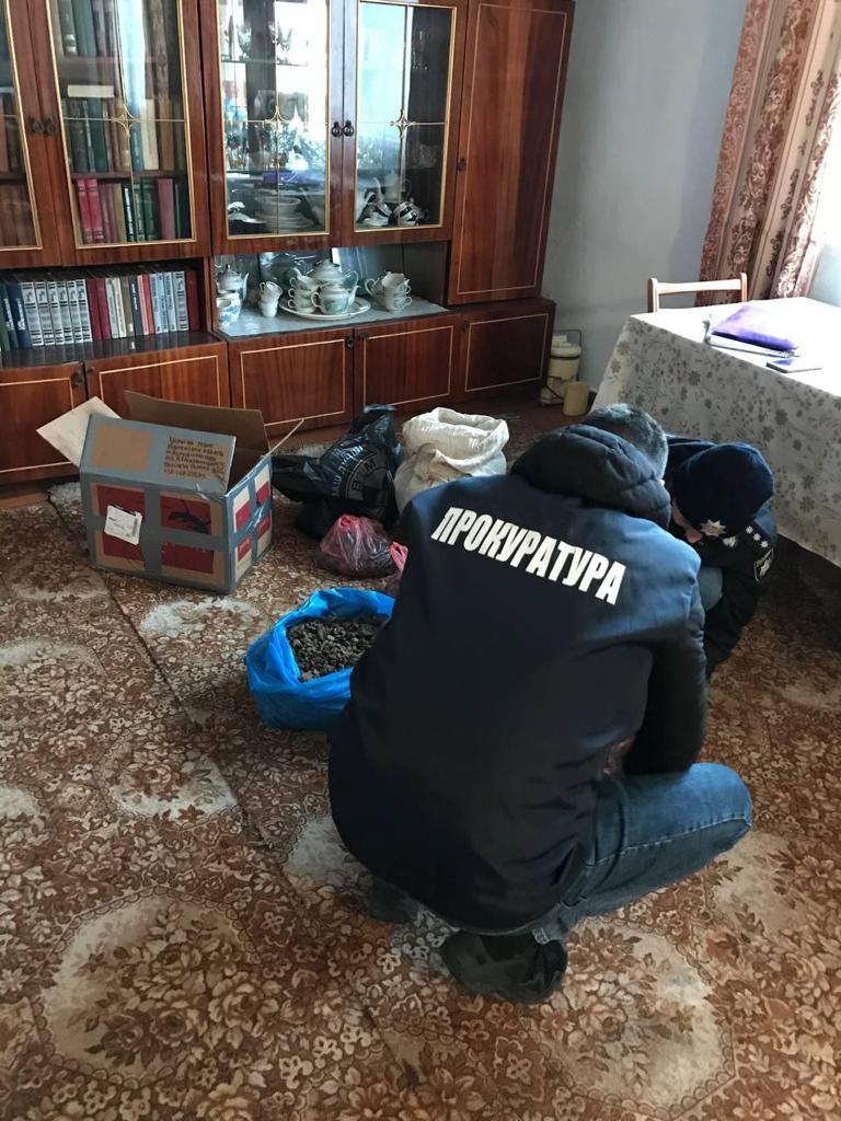 На незаконному промислі бурштином викрито жителя Вараша