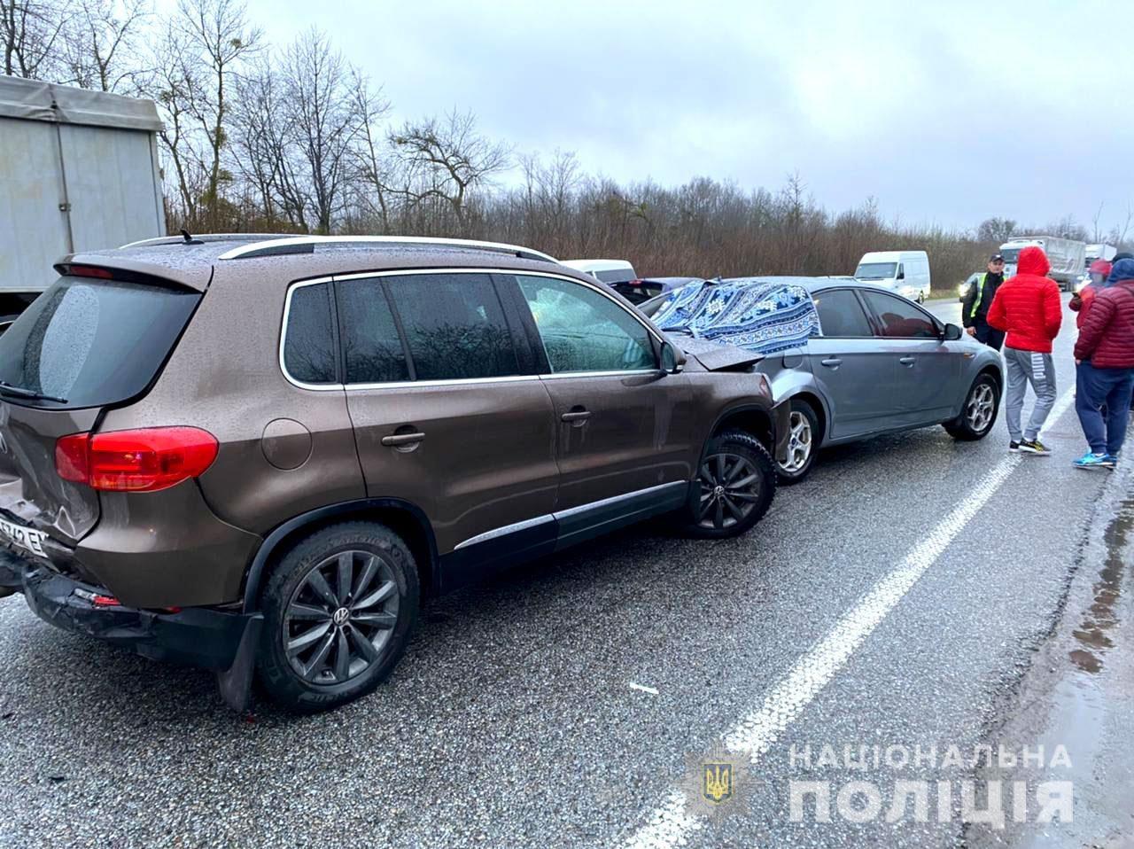 Внаслідок ДТП за участю 4 авто травмувалася сім’я з Тернопільщини