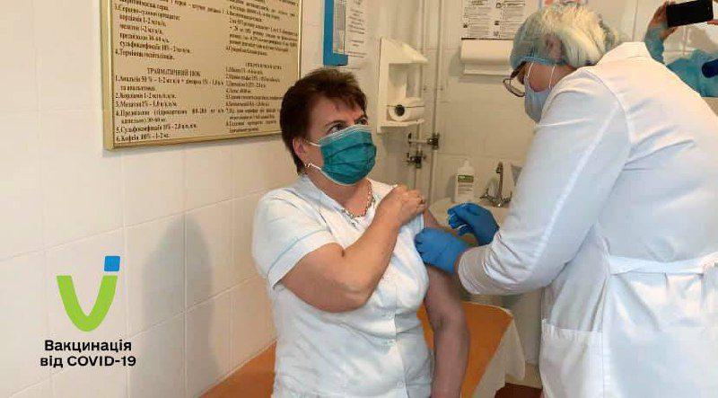 ​​В Україні розпочали щеплення проти COVID-19 вакциною Comirnaty виробника Pfizer-BioNTech