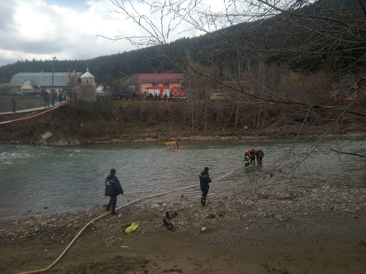 Надзвичайники врятували водія трактора, що тонув посеред річки Надзвичайники врятували водія трактора, що тонув посеред річки