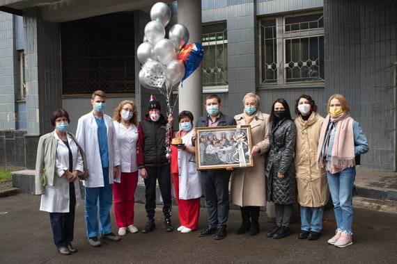 ​​Вперше за останні 13 років українські лікарі пересадили кістковий мозок дорослому пацієнту від родича