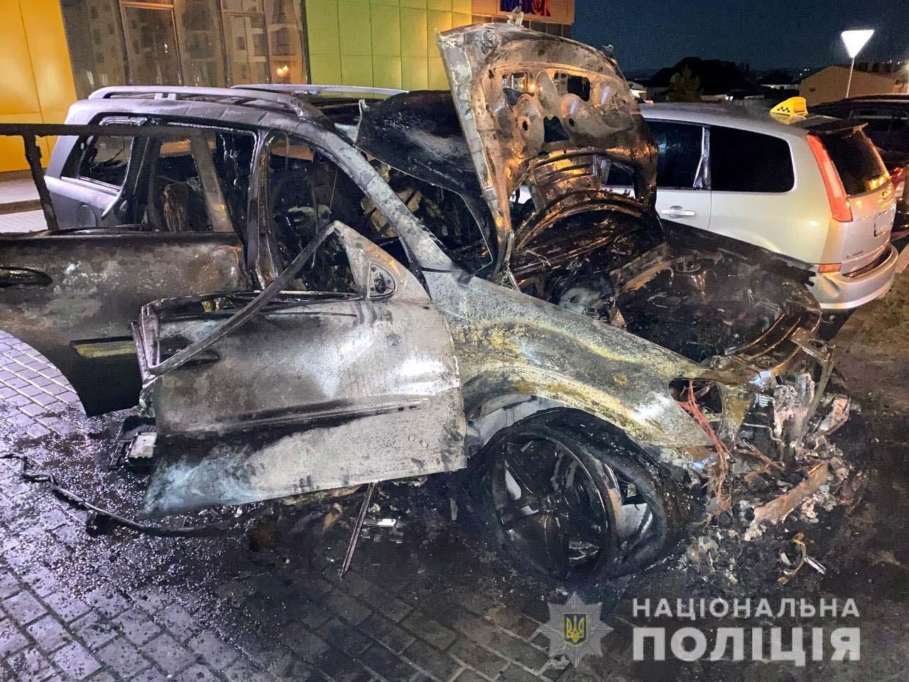 За фактом підпалу авто у Рівному поліцейські відкрили кримінальне провадження