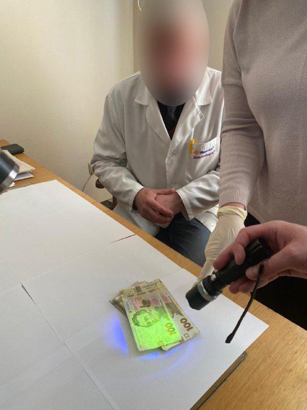 Лікаря однієї із центральних лікарень Рівненщини викрито на хабарі