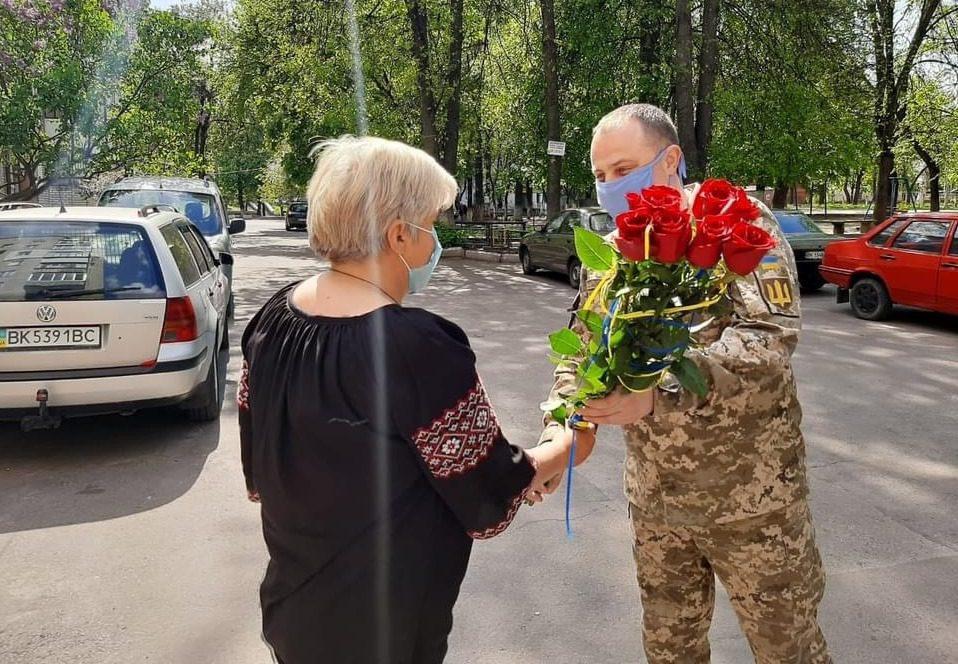 Рівнян закликають приєднатися до проєкту “Вшануй маму Захисника”
