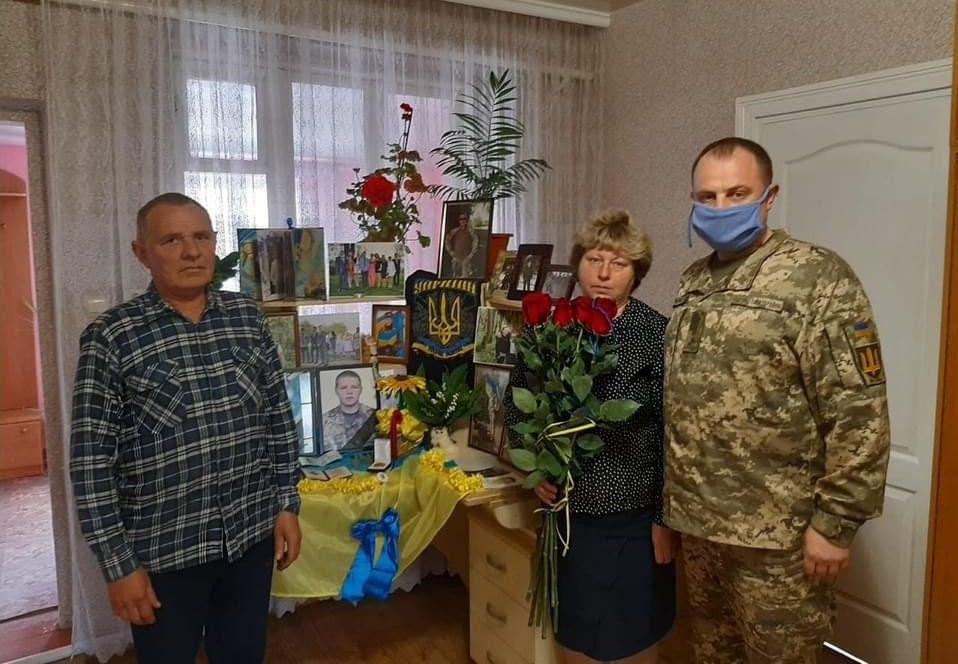 Рівнян закликають приєднатися до проєкту “Вшануй маму Захисника”