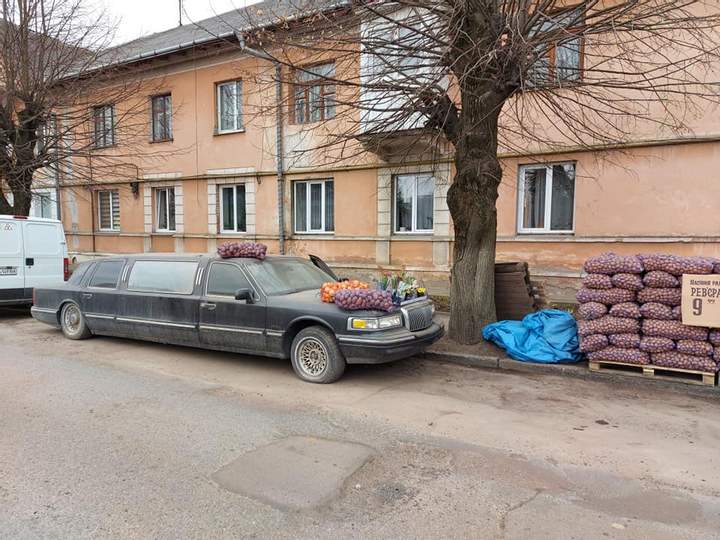 Українець перетворив лімузин Lincoln на сарай