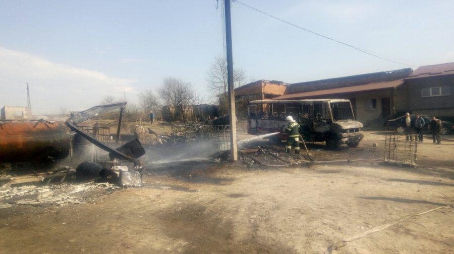 Біля Львова через пожежу сухої трави згоріло 3 автобуси
