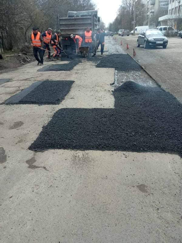 Рівненські комунальники продовжують ремонтувати дороги міста