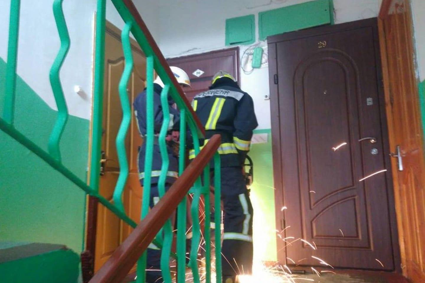 Рівненські рятувальники допомогли відчинити двері квартири де було виявлено мертве тіло