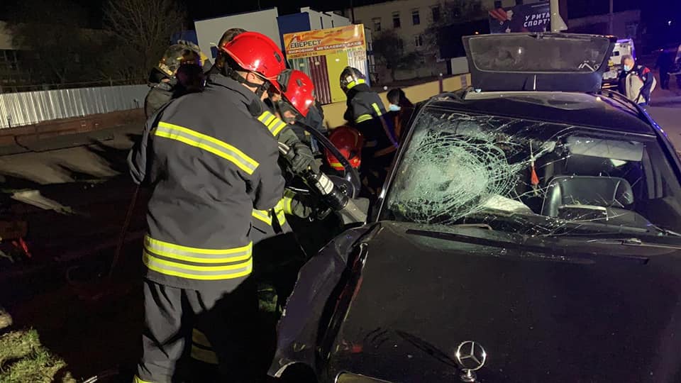 Вночі рятувальникам деблокували чоловіка із понівеченого в ДТП авто Вночі рятувальникам деблокували чоловіка із понівеченого в ДТП авто