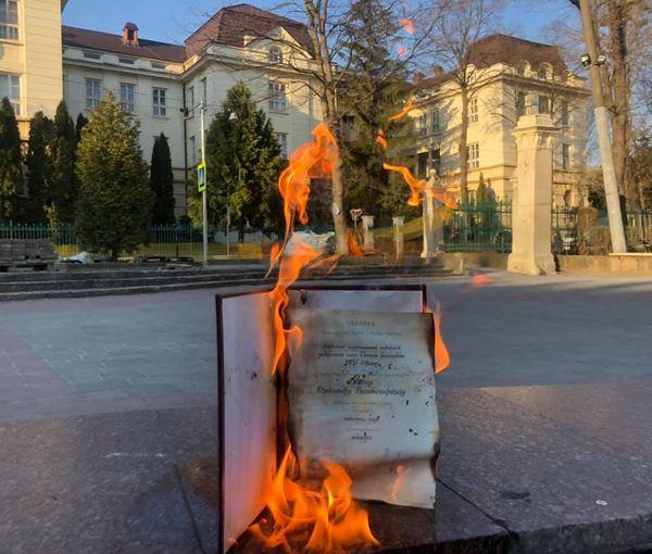 На знак протесту проти дисертації Киви Львів’янин спалив свій диплом кандидата наук