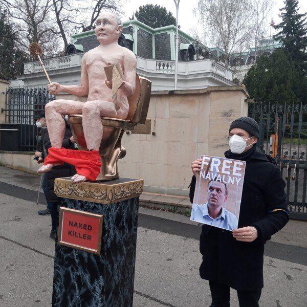 В Празі біля російського посольства оголили Путіна (ВІДЕО)