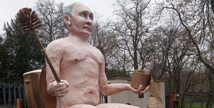 В Празі біля російського посольства оголили Путіна (ВІДЕО)