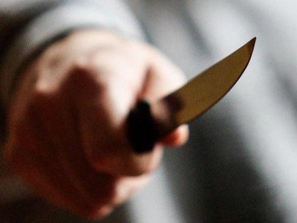 Фельдшерка швидкої зупинила кровотечу чоловіку з ножовими пораненнями Фельдшерка швидкої зупинила кровотечу чоловіку з ножовими пораненнями