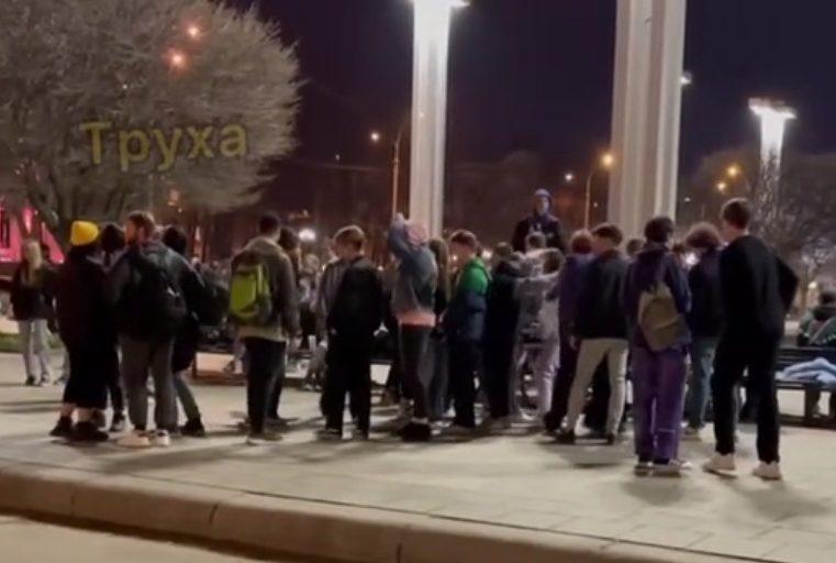 У Харкові молодь влаштувала собі концерт, незважаючи на ситуацію з COVID-19 (відео)