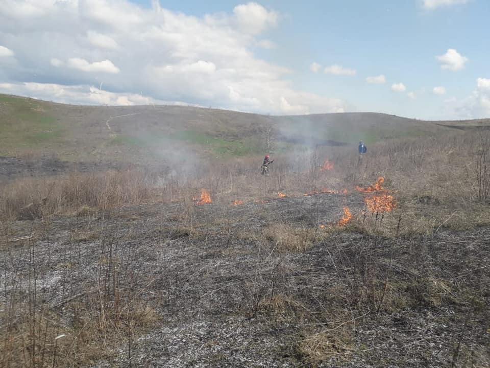 Рівненські рятувальники ліквідували пожежу біля Холма Слави
